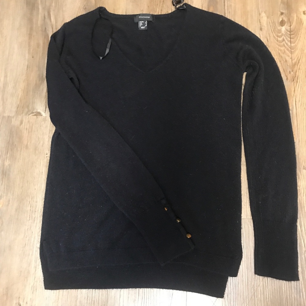 Black v-neck sweater w good detailing
